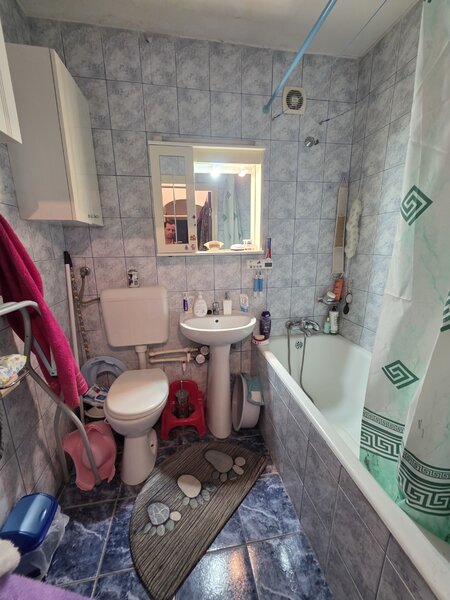 Berceni, pe Al Calinesti, Luica intersectie sos. Giurgiului, bloc 4 etaje,