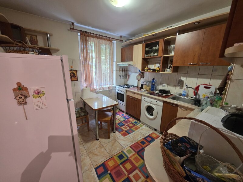 Berceni, pe Al Calinesti, Luica intersectie sos. Giurgiului, bloc 4 etaje,