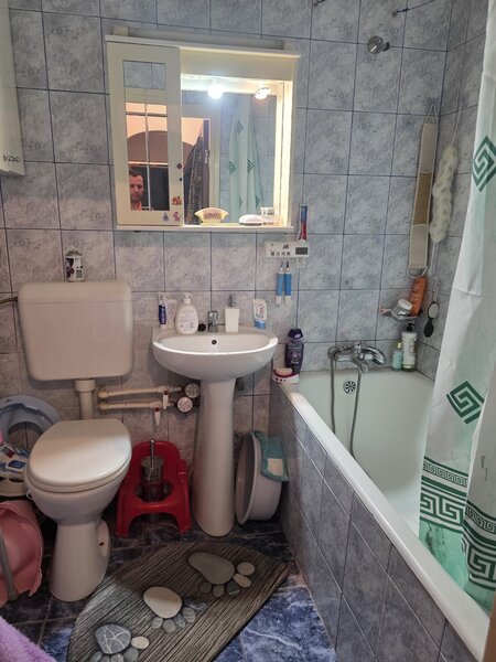 Berceni, pe Al Calinesti, Luica intersectie sos. Giurgiului, bloc 4 etaje,