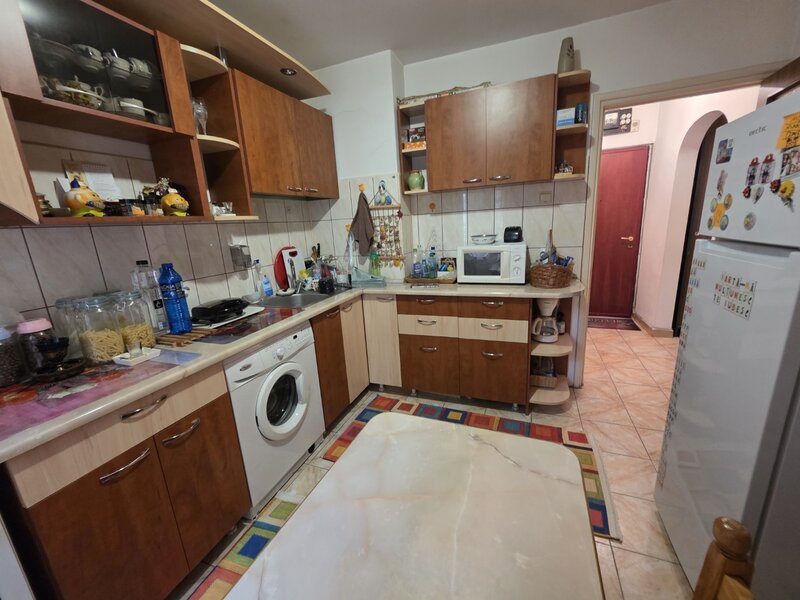 Berceni, pe Al Calinesti, Luica intersectie sos. Giurgiului, bloc 4 etaje,